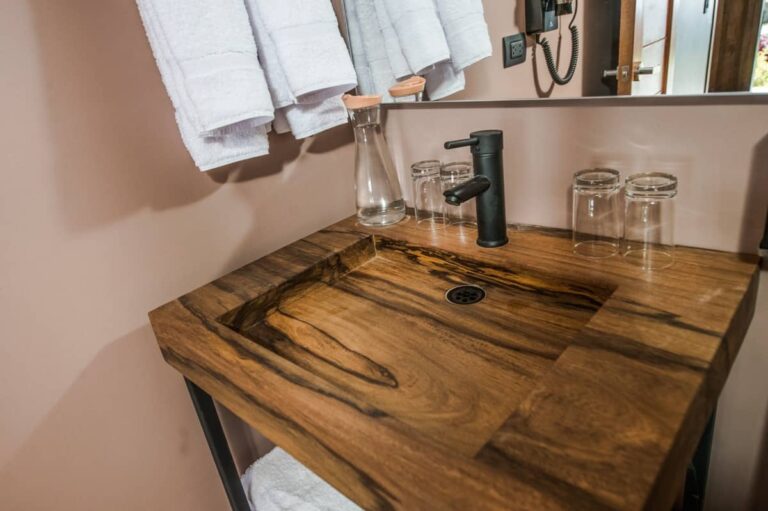 group-tent-qolqas-bathroom